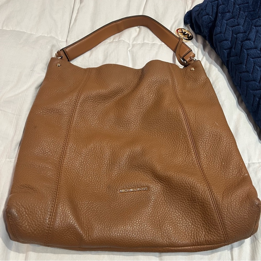 MICHAEL MICHAEL KORS LARGE HOBO IN COGNAC PEBBLED LEATHER